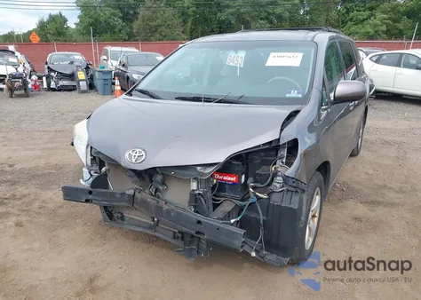 2013 Toyota Sienna Le V6 8 Passenger z USA, uszkodzony, nr VIN 5TDKK3DC7DS324011